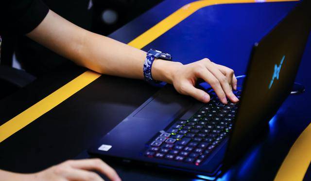 
猎人游戏本V700重磅亮相 30家京东电脑数码店配合见证荣耀时刻-IM电竞(图2)