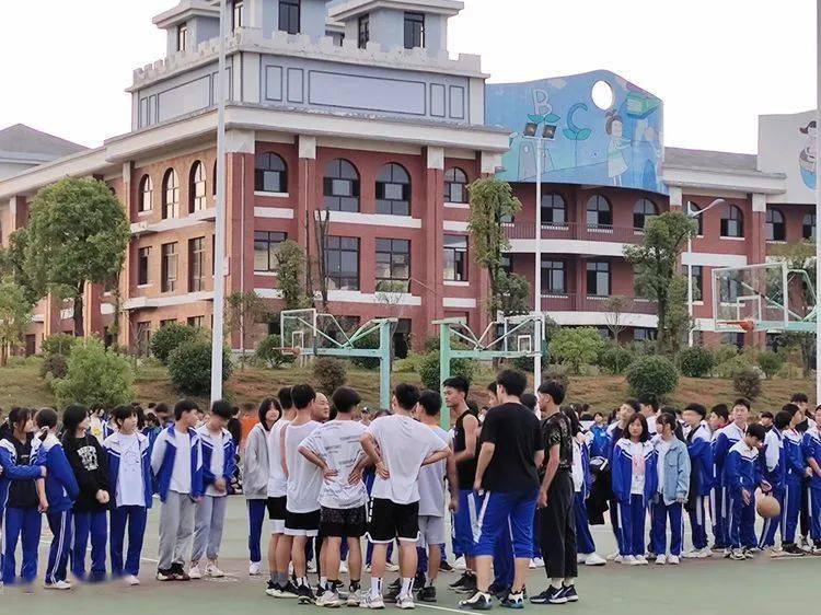 
第七届校园体育节——初中B部各项角逐正在火热举行……【IM电竞官网】(图2)