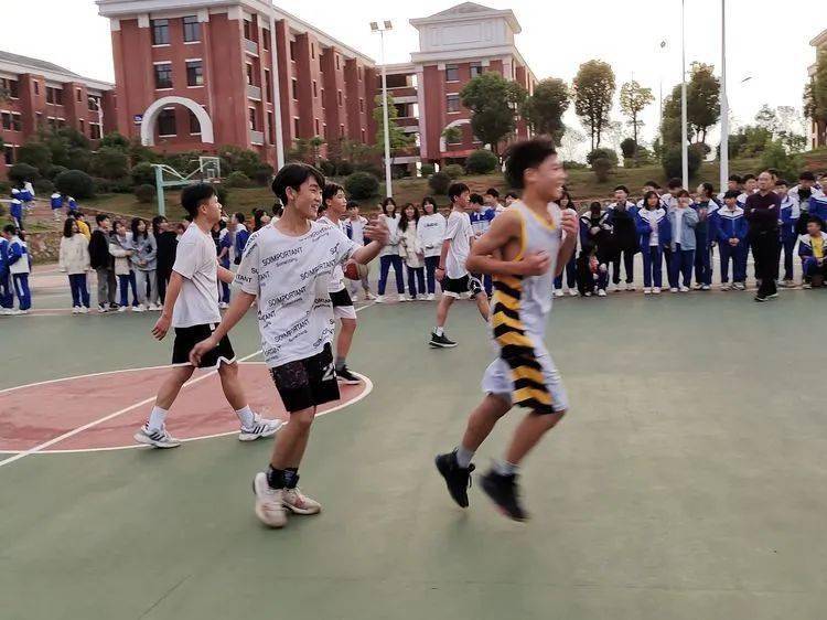 
第七届校园体育节——初中B部各项角逐正在火热举行……【IM电竞官网】(图8)