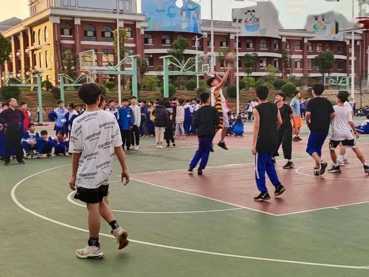 
第七届校园体育节——初中B部各项角逐正在火热举行……【IM电竞官网】(图12)