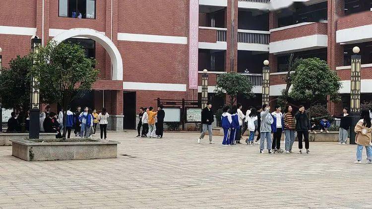 
第七届校园体育节——初中B部各项角逐正在火热举行……【IM电竞官网】(图15)