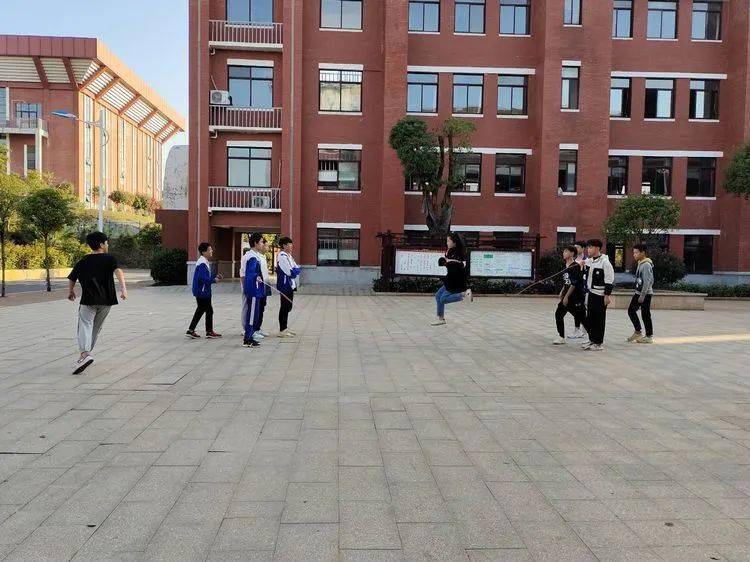 
第七届校园体育节——初中B部各项角逐正在火热举行……【IM电竞官网】(图18)