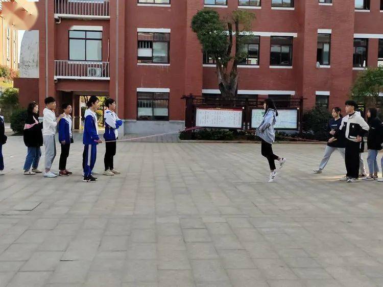 
第七届校园体育节——初中B部各项角逐正在火热举行……【IM电竞官网】(图20)