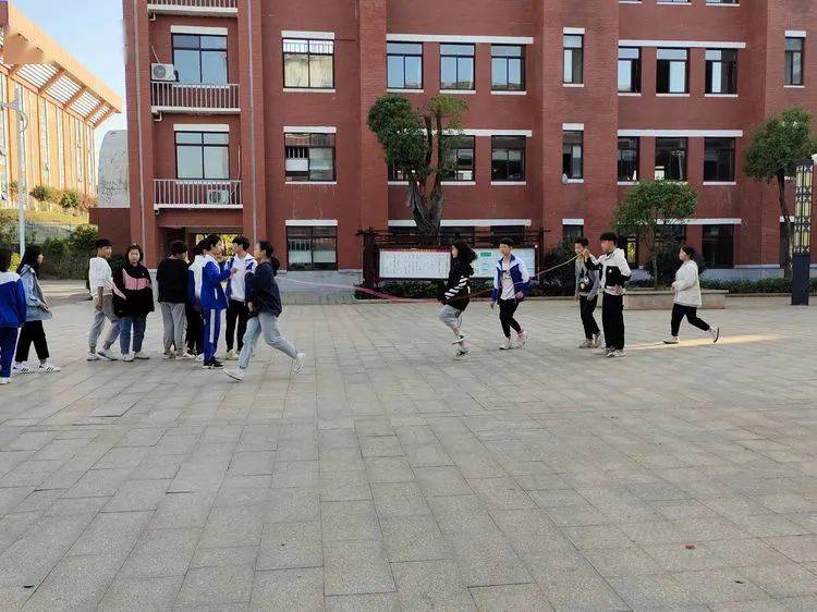 
第七届校园体育节——初中B部各项角逐正在火热举行……【IM电竞官网】(图22)