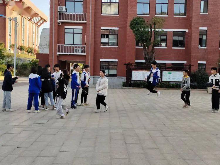 
第七届校园体育节——初中B部各项角逐正在火热举行……【IM电竞官网】(图25)