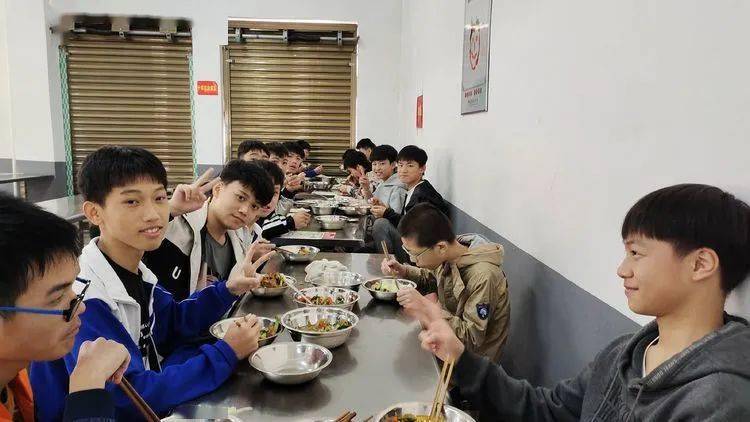 
第七届校园体育节——初中B部各项角逐正在火热举行……【IM电竞官网】(图27)