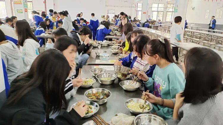 
第七届校园体育节——初中B部各项角逐正在火热举行……【IM电竞官网】(图28)